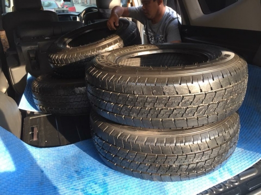 ยาง Dunlop 215 70 15 กลางปี16 ดอกเต็ม ไม่มีปะ ใช้ยาว ราคาไม่แพง ยาง Dunlop 215 70 15 กลางปี16 ดอกเต็ม ไม่มีปะ ใช้ยาว ราคาไม่แพง