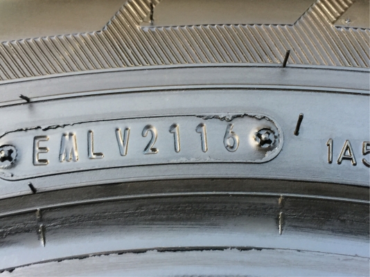 ยาง Dunlop 215 70 15 กลางปี16 ดอกเต็ม ไม่มีปะ ใช้ยาว ราคาไม่แพง ยาง Dunlop 215 70 15 กลางปี16 ดอกเต็ม ไม่มีปะ ใช้ยาว ราคาไม่แพง