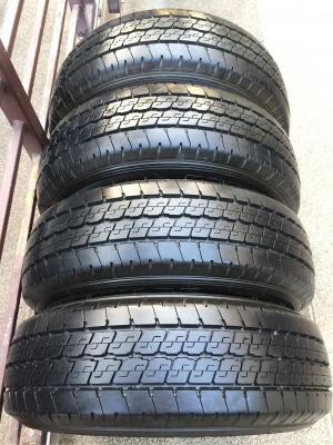 ยาง Dunlop 215 70 15 กลางปี16 ดอกเต็ม ไม่มีปะ ใช้ยาว ราคาไม่แพง ยาง Dunlop 215 70 15 กลางปี16 ดอกเต็ม ไม่มีปะ ใช้ยาว ราคาไม่แพง