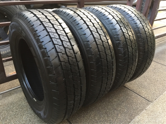 ยาง Dunlop 215 70 15 กลางปี16 ดอกเต็ม ไม่มีปะ ใช้ยาว ราคาไม่แพง