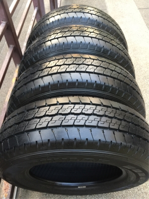 ยาง Dunlop 215 70 15 กลางปี16 ดอกเต็ม ไม่มีปะ ใช้ยาว ราคาไม่แพง ยาง Dunlop 215 70 15 กลางปี16 ดอกเต็ม ไม่มีปะ ใช้ยาว ราคาไม่แพง