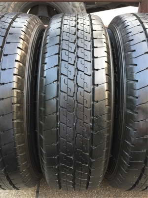 ยาง Dunlop 215 70 15 กลางปี16 ดอกเต็ม ไม่มีปะ ใช้ยาว ราคาไม่แพง ยาง Dunlop 215 70 15 กลางปี16 ดอกเต็ม ไม่มีปะ ใช้ยาว ราคาไม่แพง