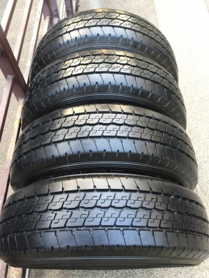 ยาง Dunlop 215 70 15 กลางปี16 ดอกเต็ม ไม่มีปะ ใช้ยาว ราคาไม่แพง ยาง Dunlop 215 70 15 กลางปี16 ดอกเต็ม ไม่มีปะ ใช้ยาว ราคาไม่แพง