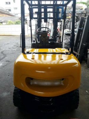 +++ ขายโฟล์คลิฟท์  KOMATSU FD25-12  ขนาด  2.5   เครื่องยนต์ดีเซล  เสา 3  เมตร  เกียร์ธรรมดา  งา 1,070  มม.  ยางลม