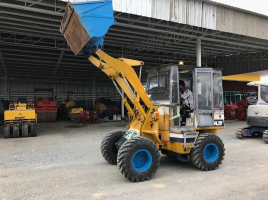 ขายรถตักKOMATSUรุ่นWA30-2นำเข้าญี่ปุ่นไม่เคยใช้งานในไทย เอวอ่อน  เครื่องดีเซล3สูบ สภาพดีพร้อมใช้งาน  081-8302909 จิรโรจน์ Line  :  jiraroj2909