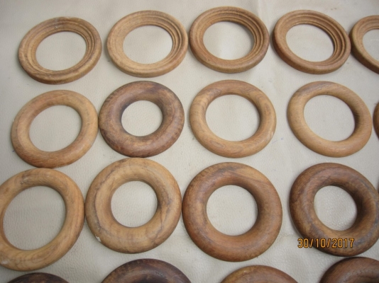 งานไม้สักทุกชิ้น เป็นแบบวงกลมครึ่งซีก ประกบกันได้เป็นวงกลม มี 29 ชิ้น (เหมารวม) ลดเหลือ 150 บาท