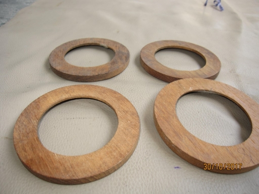 งานไม้สักทุกชิ้น เป็นแบบวงกลมครึ่งซีก ประกบกันได้เป็นวงกลม มี 29 ชิ้น (เหมารวม) ลดเหลือ 150 บาท