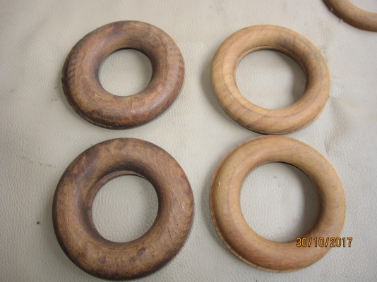 งานไม้สักทุกชิ้น เป็นแบบวงกลมครึ่งซีก ประกบกันได้เป็นวงกลม มี 29 ชิ้น (เหมารวม) ลดเหลือ 150 บาท