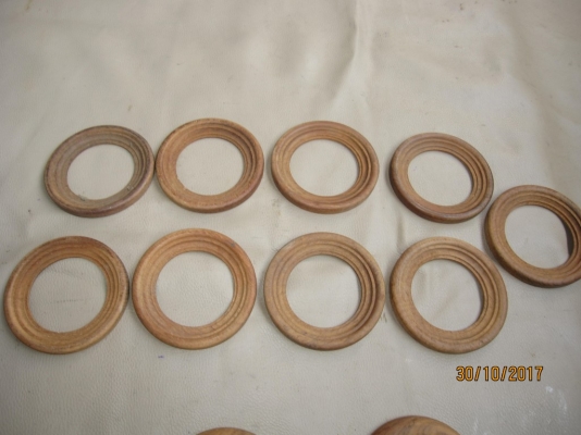 งานไม้สักทุกชิ้น เป็นแบบวงกลมครึ่งซีก ประกบกันได้เป็นวงกลม มี 29 ชิ้น (เหมารวม) ลดเหลือ 150 บาท