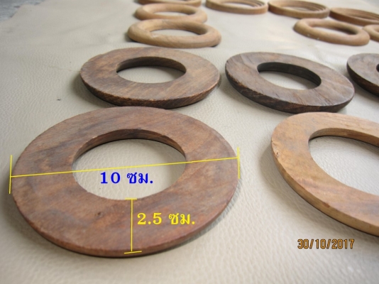 งานไม้สักทุกชิ้น เป็นแบบวงกลมครึ่งซีก ประกบกันได้เป็นวงกลม มี 29 ชิ้น (เหมารวม) ลดเหลือ 150 บาท