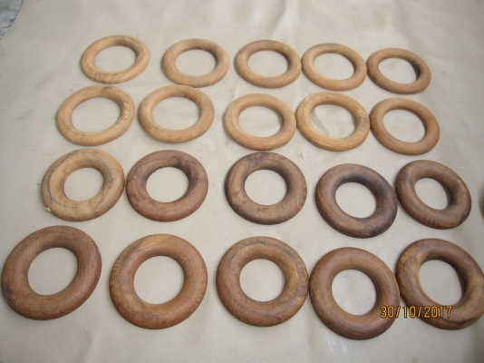 งานไม้สักทุกชิ้น เป็นแบบวงกลมครึ่งซีก ประกบกันได้เป็นวงกลม มี 29 ชิ้น (เหมารวม) ลดเหลือ 150 บาท