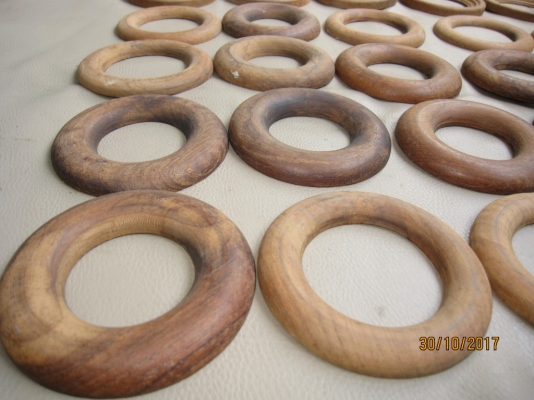 งานไม้สักทุกชิ้น เป็นแบบวงกลมครึ่งซีก ประกบกันได้เป็นวงกลม มี 29 ชิ้น (เหมารวม) ลดเหลือ 150 บาท