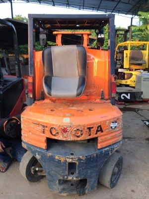 โฟร์คลิฟท์มือสอง/ Toyota  เบนซิล รุ่น 5 ยกได้ 2 ตัน เสาสูง 3 เมตร