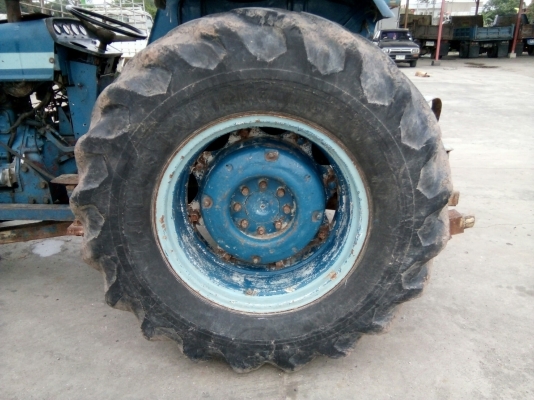 รถไถ FORD รุ่น 5000 มีอุปกรณ์ใบมีดดันหน้า