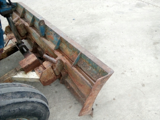 รถไถ FORD รุ่น 5000 มีอุปกรณ์ใบมีดดันหน้า