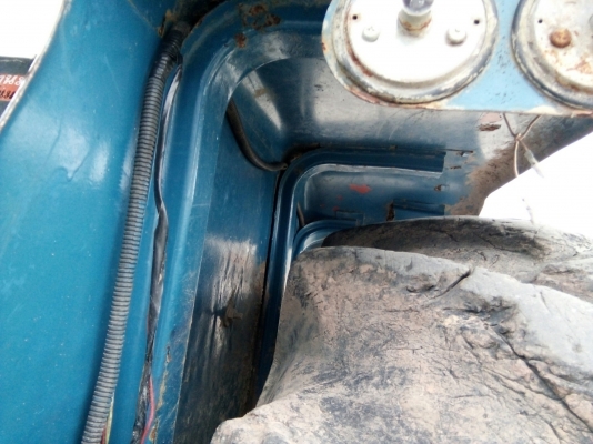 รถไถ FORD รุ่น 5000 มีอุปกรณ์ใบมีดดันหน้า