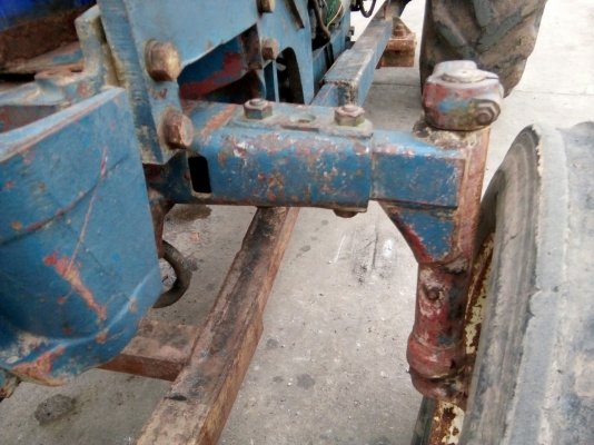 รถไถ FORD รุ่น 5000 มีอุปกรณ์ใบมีดดันหน้า