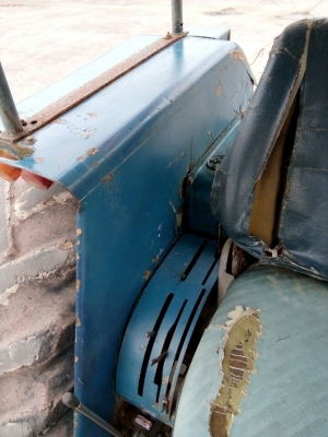 รถไถ FORD รุ่น 5000 มีอุปกรณ์ใบมีดดันหน้า