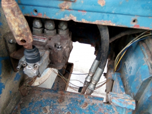 รถไถ FORD รุ่น 5000 มีอุปกรณ์ใบมีดดันหน้า