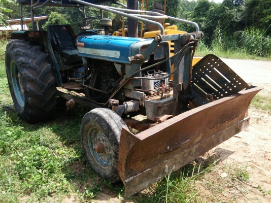รถไถ FORD รุ่น 5000 มีอุปกรณ์ใบมีดดันหน้า