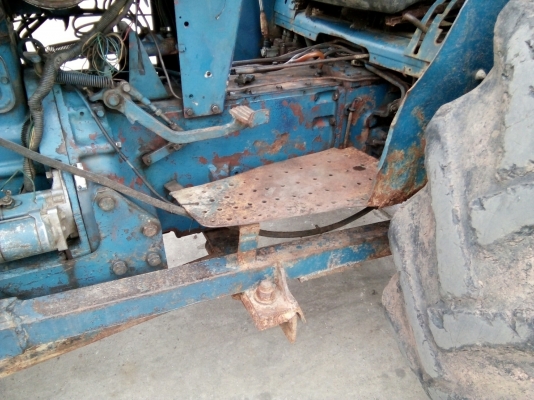 รถไถ FORD รุ่น 5000 มีอุปกรณ์ใบมีดดันหน้า