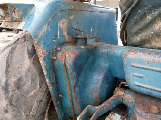 รถไถ FORD รุ่น 5000 มีอุปกรณ์ใบมีดดันหน้า