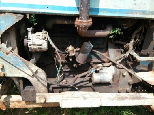 รถไถ FORD รุ่น 5000 มีอุปกรณ์ใบมีดดันหน้า