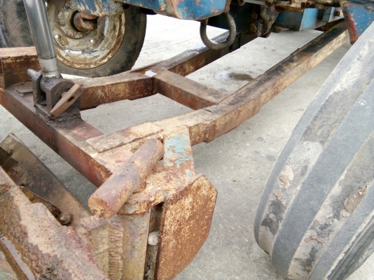 รถไถ FORD รุ่น 5000 มีอุปกรณ์ใบมีดดันหน้า