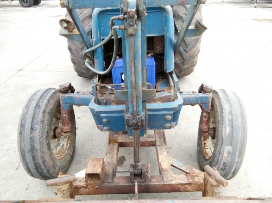 รถไถ FORD รุ่น 5000 มีอุปกรณ์ใบมีดดันหน้า