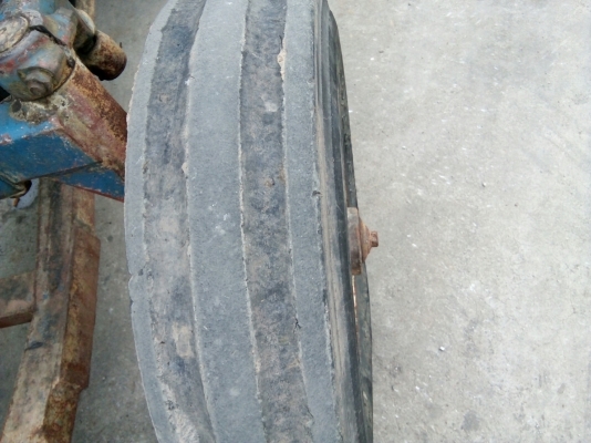 รถไถ FORD รุ่น 5000 มีอุปกรณ์ใบมีดดันหน้า