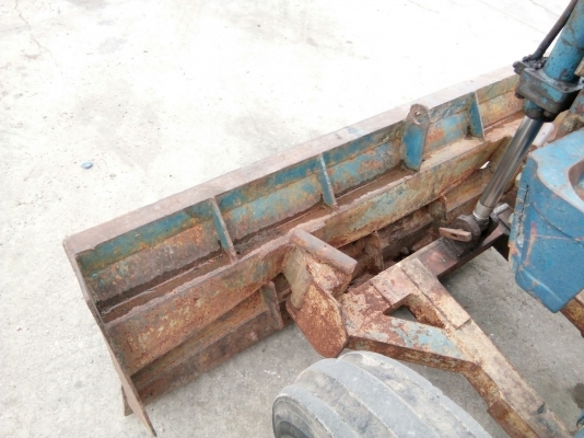 รถไถ FORD รุ่น 5000 มีอุปกรณ์ใบมีดดันหน้า