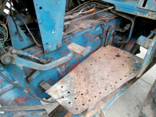 รถไถ FORD รุ่น 5000 มีอุปกรณ์ใบมีดดันหน้า