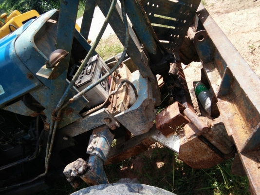 รถไถ FORD รุ่น 5000 มีอุปกรณ์ใบมีดดันหน้า