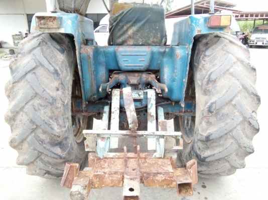 รถไถ FORD รุ่น 5000 มีอุปกรณ์ใบมีดดันหน้า