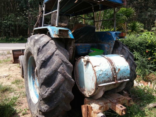 รถไถ FORD รุ่น 5000 มีอุปกรณ์ใบมีดดันหน้า