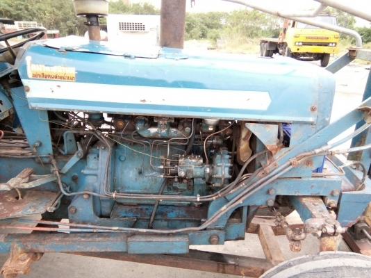รถไถ FORD รุ่น 5000 มีอุปกรณ์ใบมีดดันหน้า