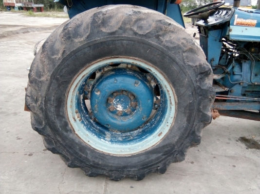 รถไถ FORD รุ่น 5000 มีอุปกรณ์ใบมีดดันหน้า