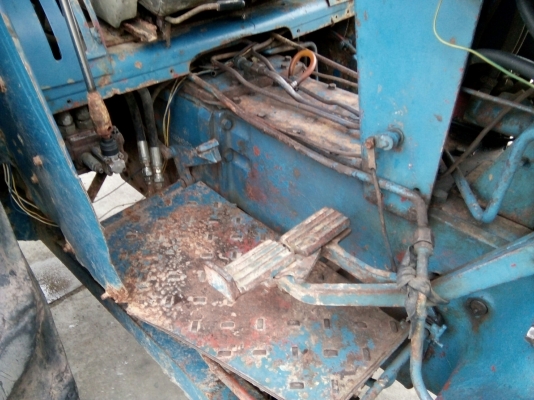 รถไถ FORD รุ่น 5000 มีอุปกรณ์ใบมีดดันหน้า