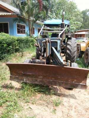 รถไถ FORD รุ่น 5000 มีอุปกรณ์ใบมีดดันหน้า