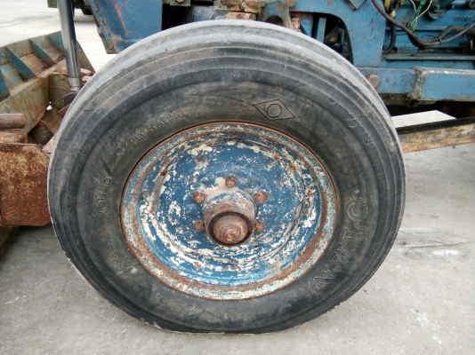 รถไถ FORD รุ่น 5000 มีอุปกรณ์ใบมีดดันหน้า