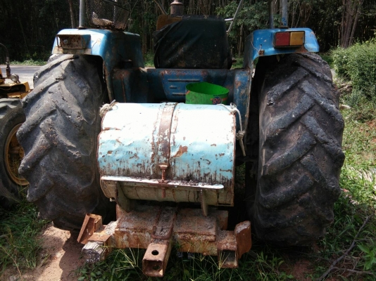 รถไถ FORD รุ่น 5000 มีอุปกรณ์ใบมีดดันหน้า