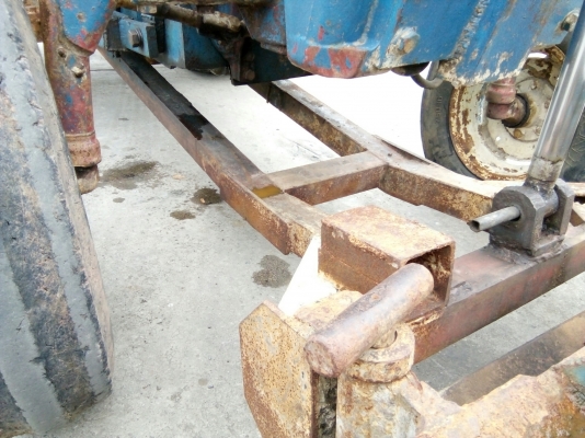 รถไถ FORD รุ่น 5000 มีอุปกรณ์ใบมีดดันหน้า