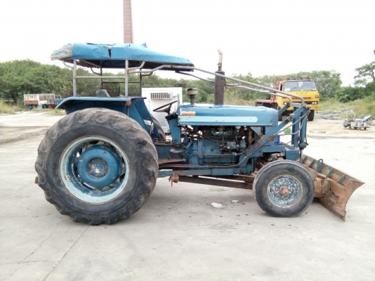 รถไถ FORD รุ่น 5000 มีอุปกรณ์ใบมีดดันหน้า