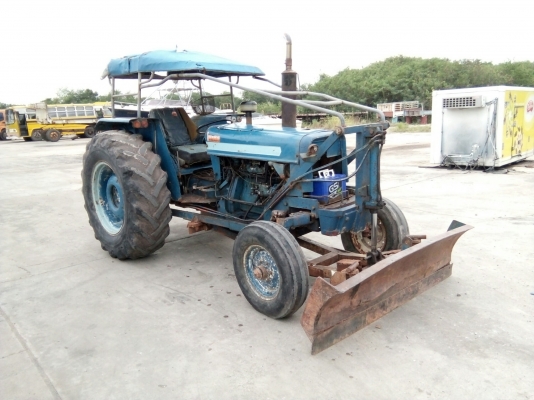 รถไถ FORD รุ่น 5000 มีอุปกรณ์ใบมีดดันหน้า