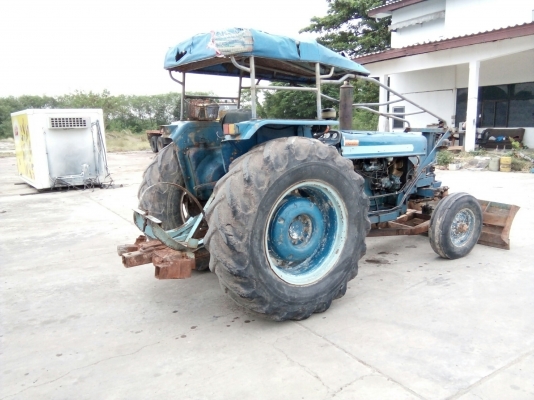รถไถ FORD รุ่น 5000 มีอุปกรณ์ใบมีดดันหน้า