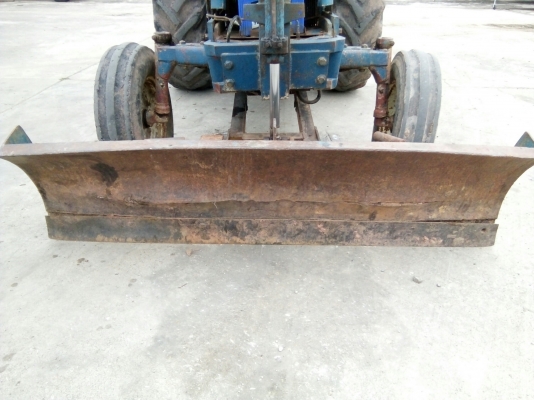 รถไถ FORD รุ่น 5000 มีอุปกรณ์ใบมีดดันหน้า