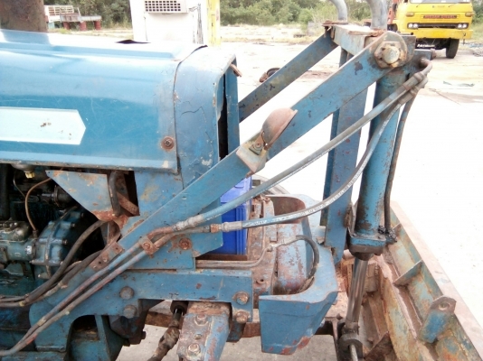 รถไถ FORD รุ่น 5000 มีอุปกรณ์ใบมีดดันหน้า