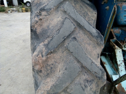 รถไถ FORD รุ่น 5000 มีอุปกรณ์ใบมีดดันหน้า