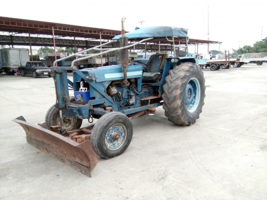 รถไถ FORD รุ่น 5000 มีอุปกรณ์ใบมีดดันหน้า