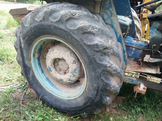 รถไถ FORD รุ่น 5000 มีอุปกรณ์ใบมีดดันหน้า